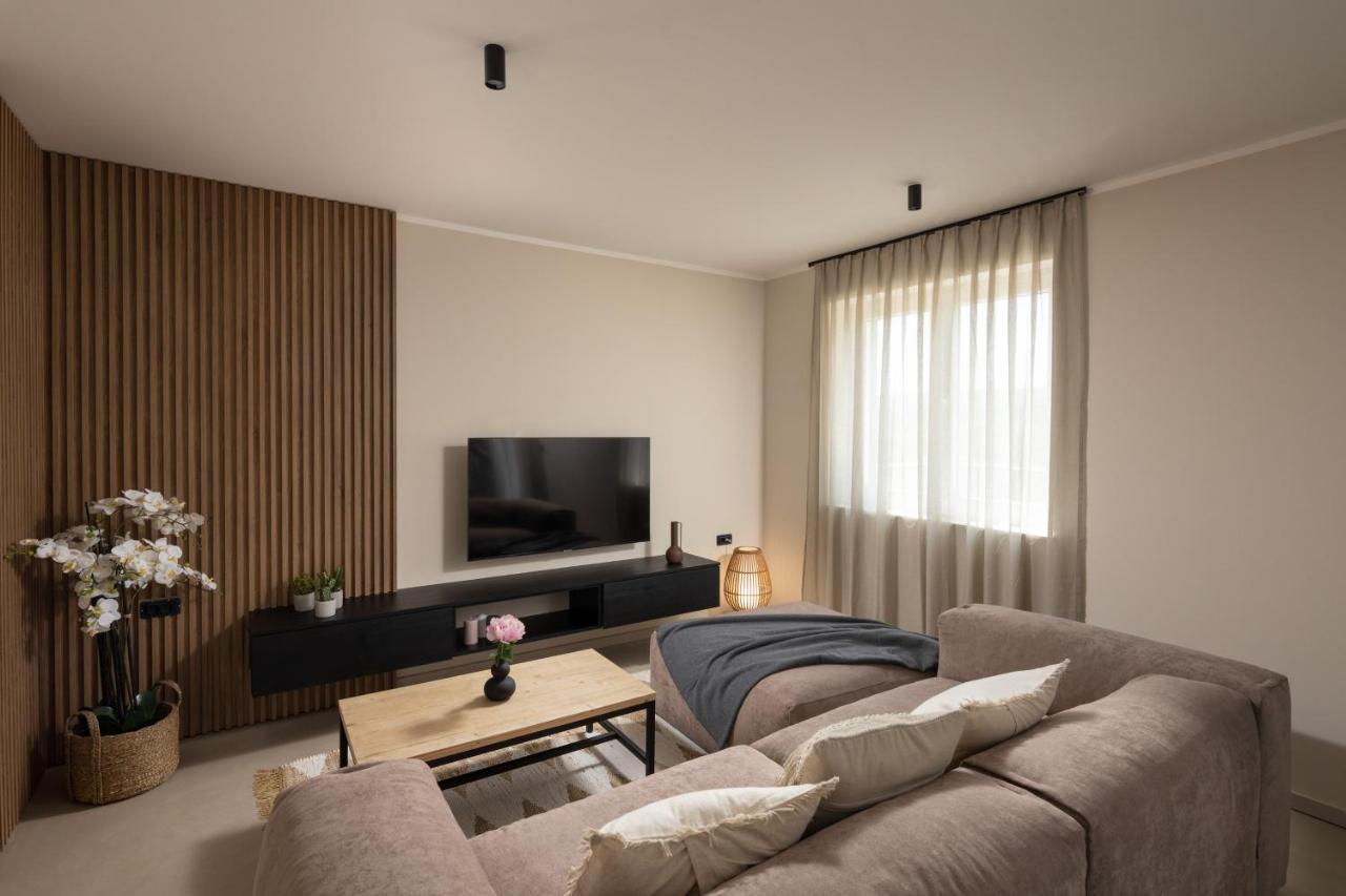 3 Luxury Bedroom Emma Apartment